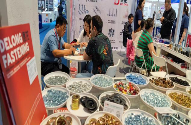famous galvanized pan head self drilling screw